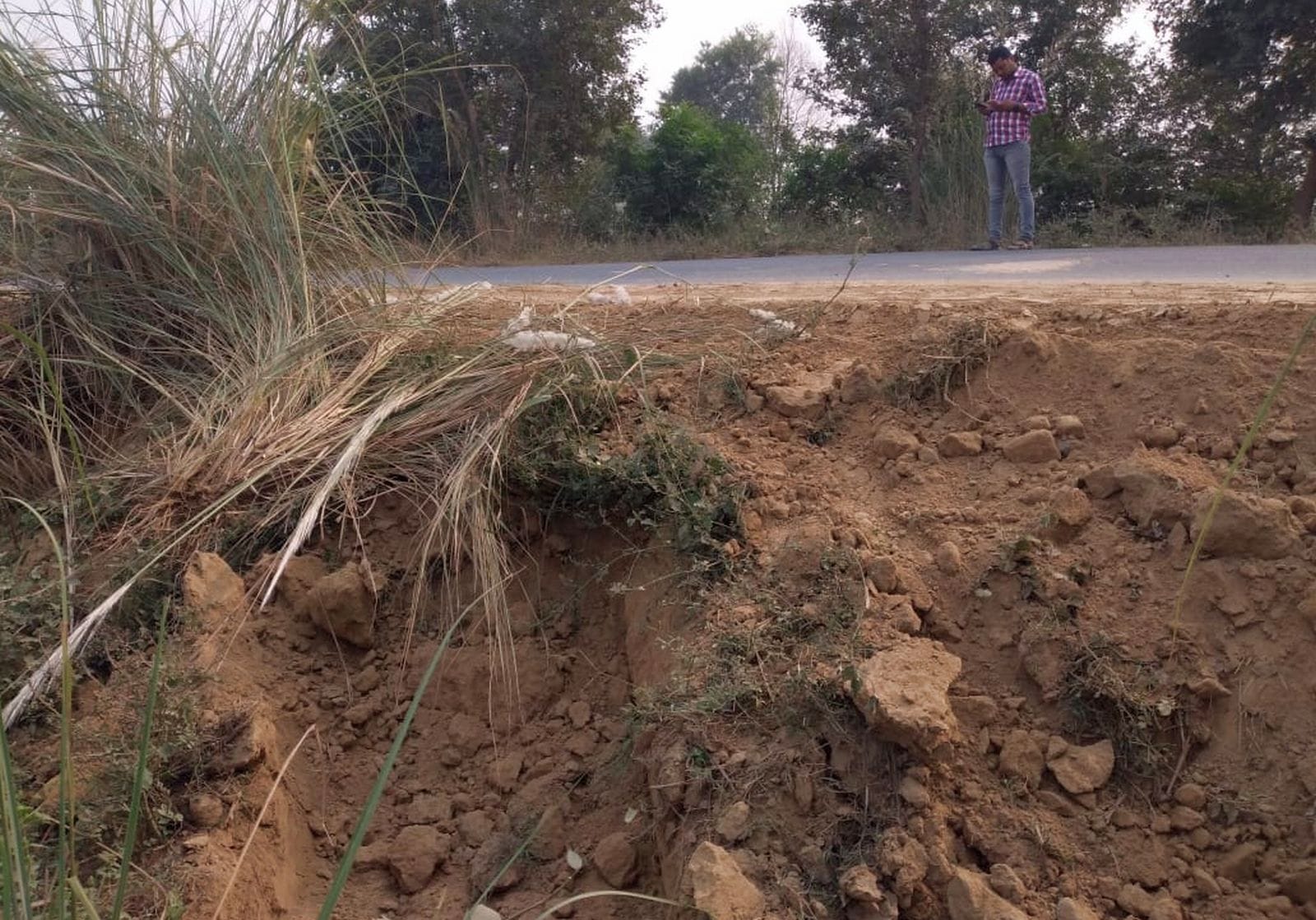 उसावां हादसे के बाद घटना स्थल डाली गई मिट्टी। संवाद