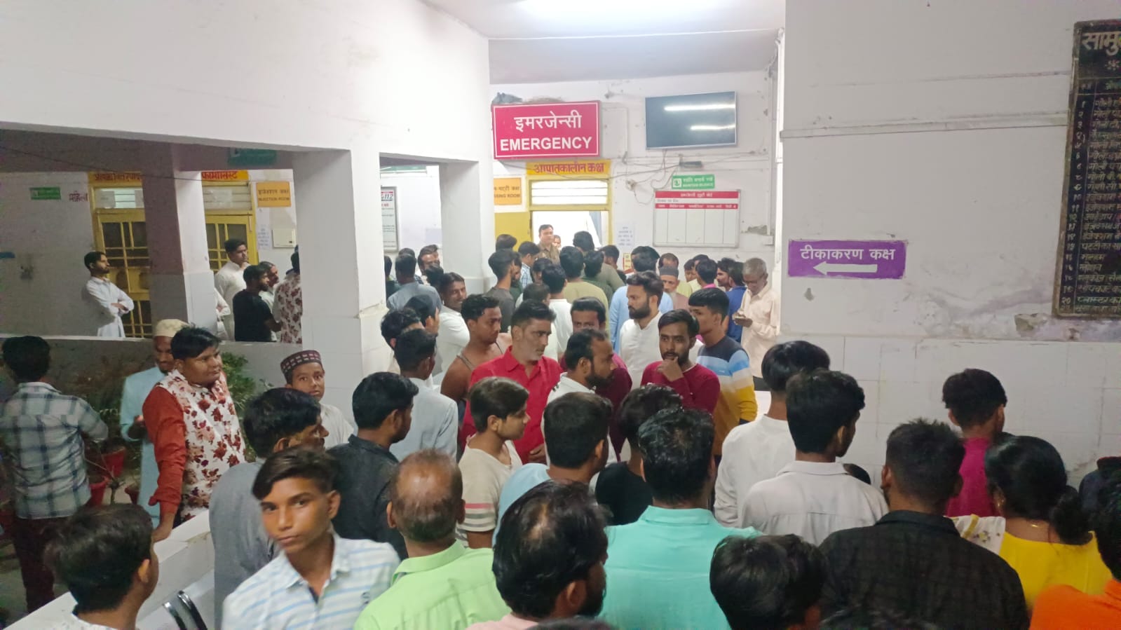 विलाप करते मृतक के परिजन । संवाद