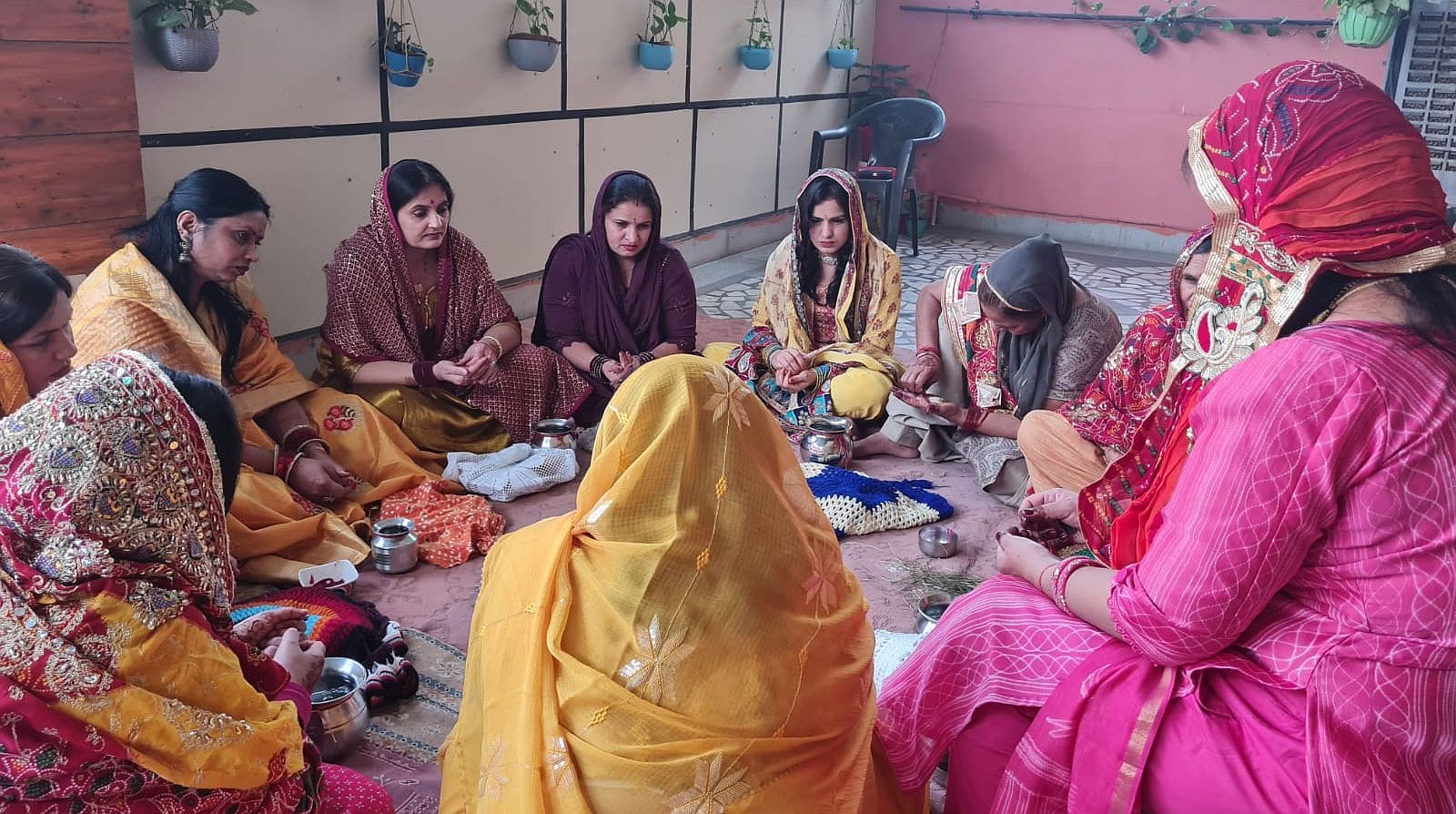 05जेएनडी12 : हाउसिंग बोर्ड कॉलोनी में अहोई माता की कथा सुनती महिलाएं। संवाद 05जेएनडी12 : हाउसिंग बोर्ड कॉलोनी में अहोई माता की कथा सुनती महिलाएं। संवाद