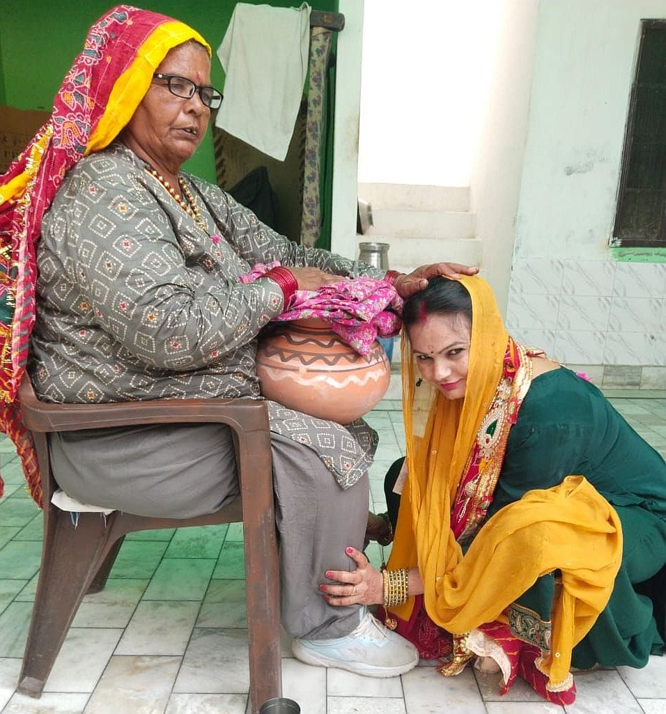 05जेएनडी12 : हाउसिंग बोर्ड कॉलोनी में अहोई माता की कथा सुनती महिलाएं। संवाद 05जेएनडी12 : हाउसिंग बोर्ड कॉलोनी में अहोई माता की कथा सुनती महिलाएं। संवाद