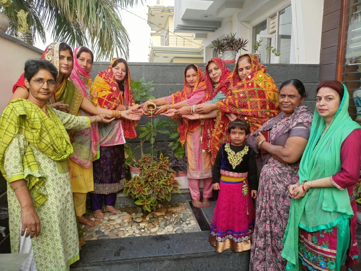 05जेएनडी12 : हाउसिंग बोर्ड कॉलोनी में अहोई माता की कथा सुनती महिलाएं। संवाद 05जेएनडी12 : हाउसिंग बोर्ड कॉलोनी में अहोई माता की कथा सुनती महिलाएं। संवाद