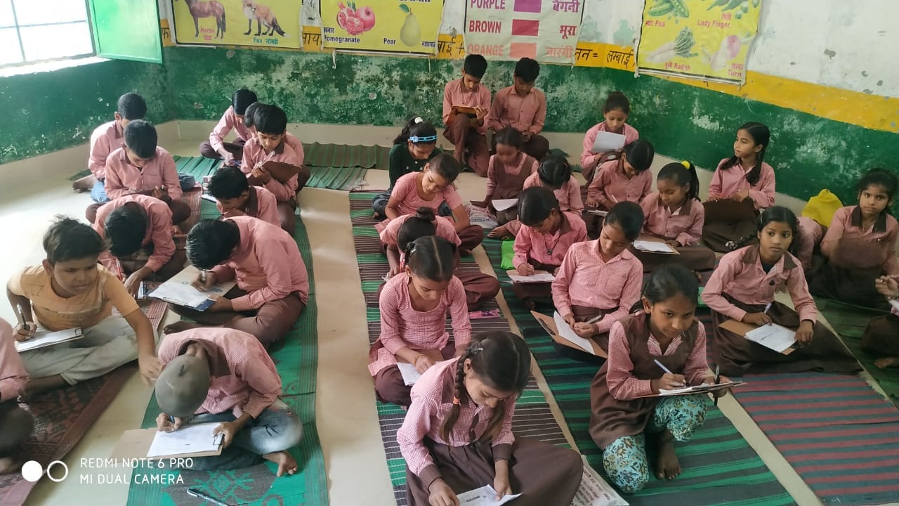 ब्लैक बोर्ड पर लिखकर बच्चों काे दिया गया प्रश्नपत्र    स्रोत:संवाद