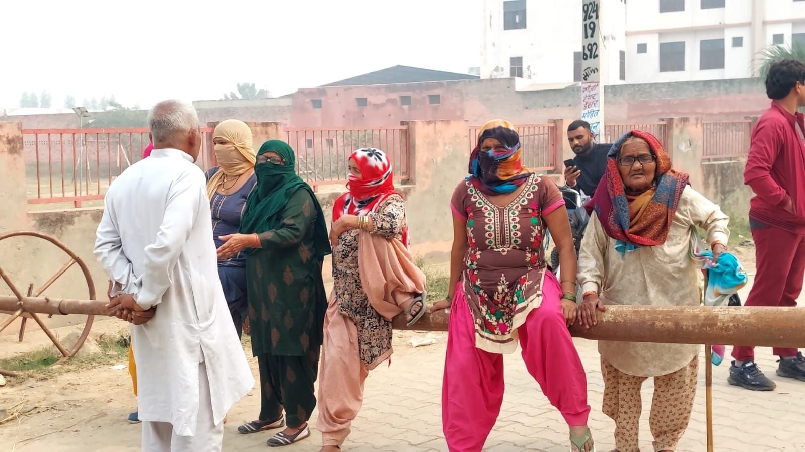 फोटो 22- सोनीपत के गोहाना के वजीरपुरा गांव में पेयजल की किल्लत से परेशान होकर बरोदा रोड जाम करत