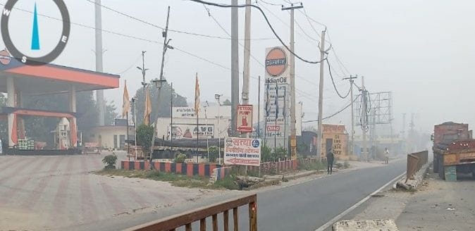 फोटो :25: सोनीपत के कुमासपुर के पास स्थित शराब ठेके के बाहर टूटी हाईवे पर लगाई गई ग्रिल। स्रोत 