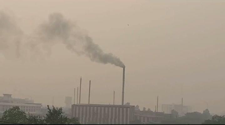 फोटो :32: सोनीपत के बड़ी औद्योगिक क्षेत्र में फैक्टरी की चिमनी से निकलता धुआं। संवाद