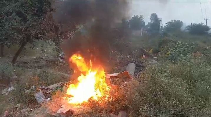 फोटो :32: सोनीपत के बड़ी औद्योगिक क्षेत्र में फैक्टरी की चिमनी से निकलता धुआं। संवाद