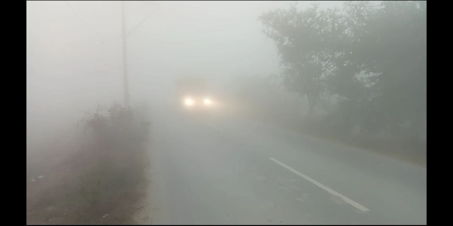फोटो :32: सोनीपत के बड़ी औद्योगिक क्षेत्र में फैक्टरी की चिमनी से निकलता धुआं। संवाद
