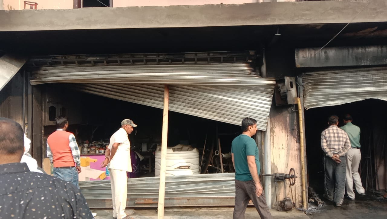 कुरुक्षेत्र। आग से राख हुआ दुकान में रखा सामान।