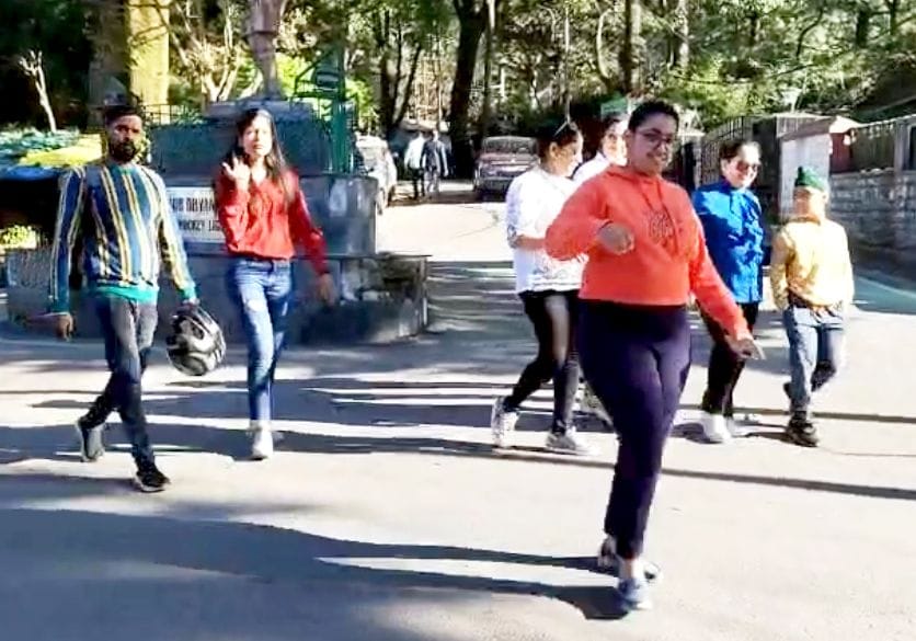 कसौली मालरोड पर चहलकदमी करते पर्यटक। संवाद
