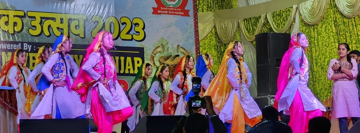 नाहन में हिमाचल लोक उत्सव की पहली सांस्कृतिक संध्या का लुत्फ उठाते लोग। संवाद