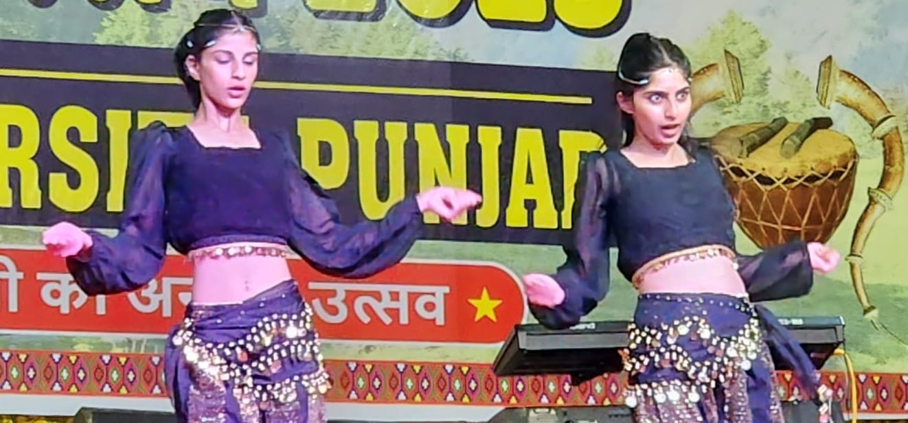 नाहन में हिमाचल लोक उत्सव की पहली सांस्कृतिक संध्या का लुत्फ उठाते लोग। संवाद