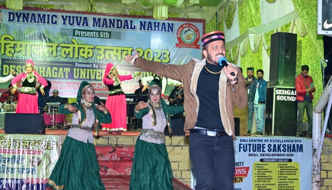 नाहन में हिमाचल लोक उत्सव की पहली सांस्कृतिक संध्या का लुत्फ उठाते लोग। संवाद