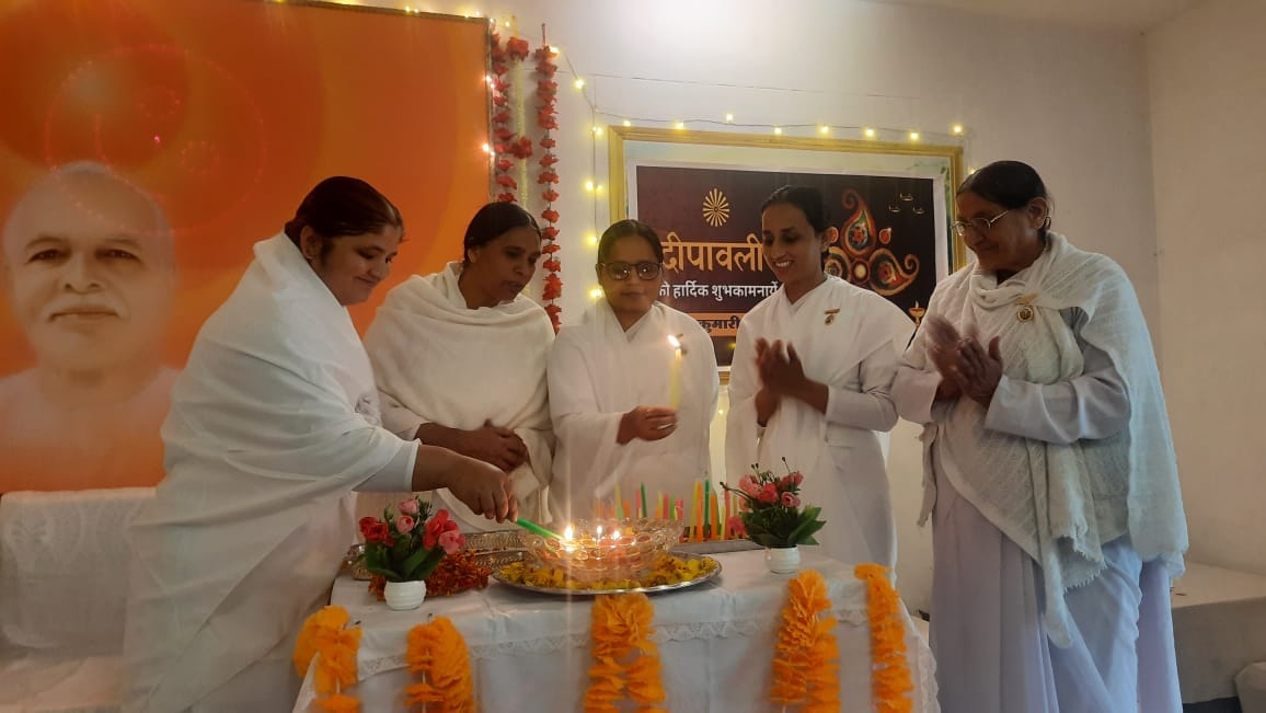 प्रजापिता ब्रह्माकुमारी विश्वविद्यालय नाहन में दीपावली पर्व कार्यक्रम में मौजूद लोग। संवाद प्रजापिता ब्रह्माकुमारी विश्वविद्यालय नाहन में दीपावली पर्व कार्यक्रम में मौजूद लोग। संवाद