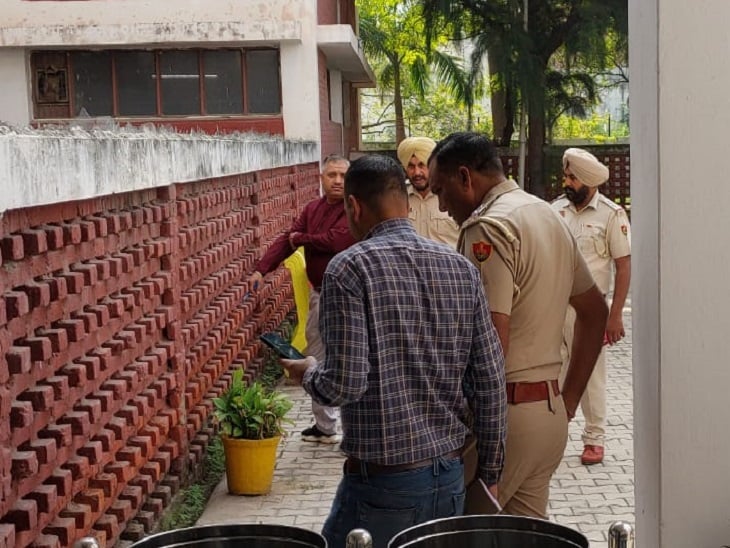 सिटी कोर्ट परिसर में छत पर लगी गोली के निशान को देखती हुई पुलिस