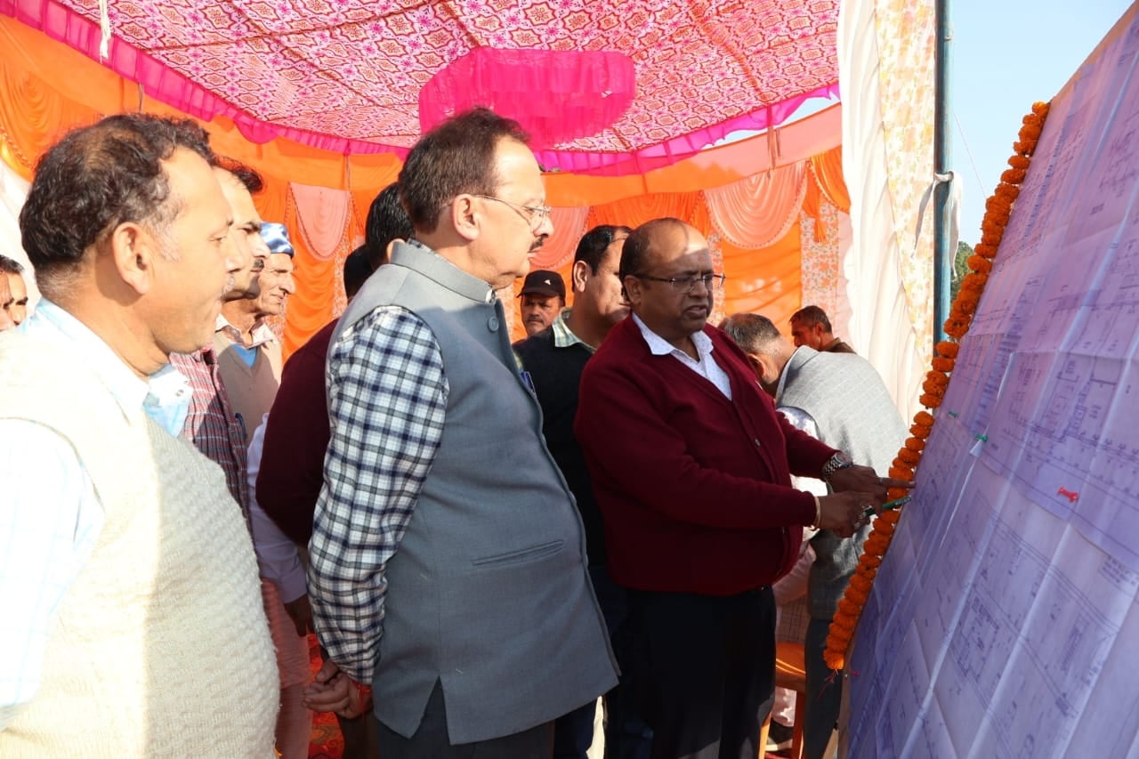 शिलाई में बनने वाले मिनी सचिवालय भवन का भूमि पूजन करते उद्योग मंत्री हर्षवर्धन चौहान। संवाद