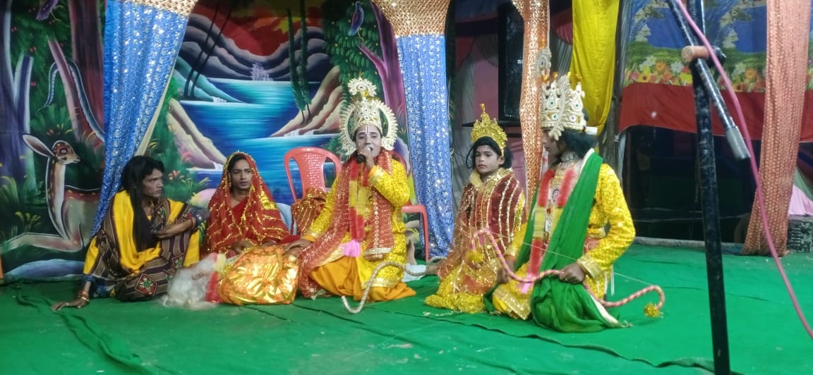 अजान मैं रावण वध लीला का मंचन करते कलाकार