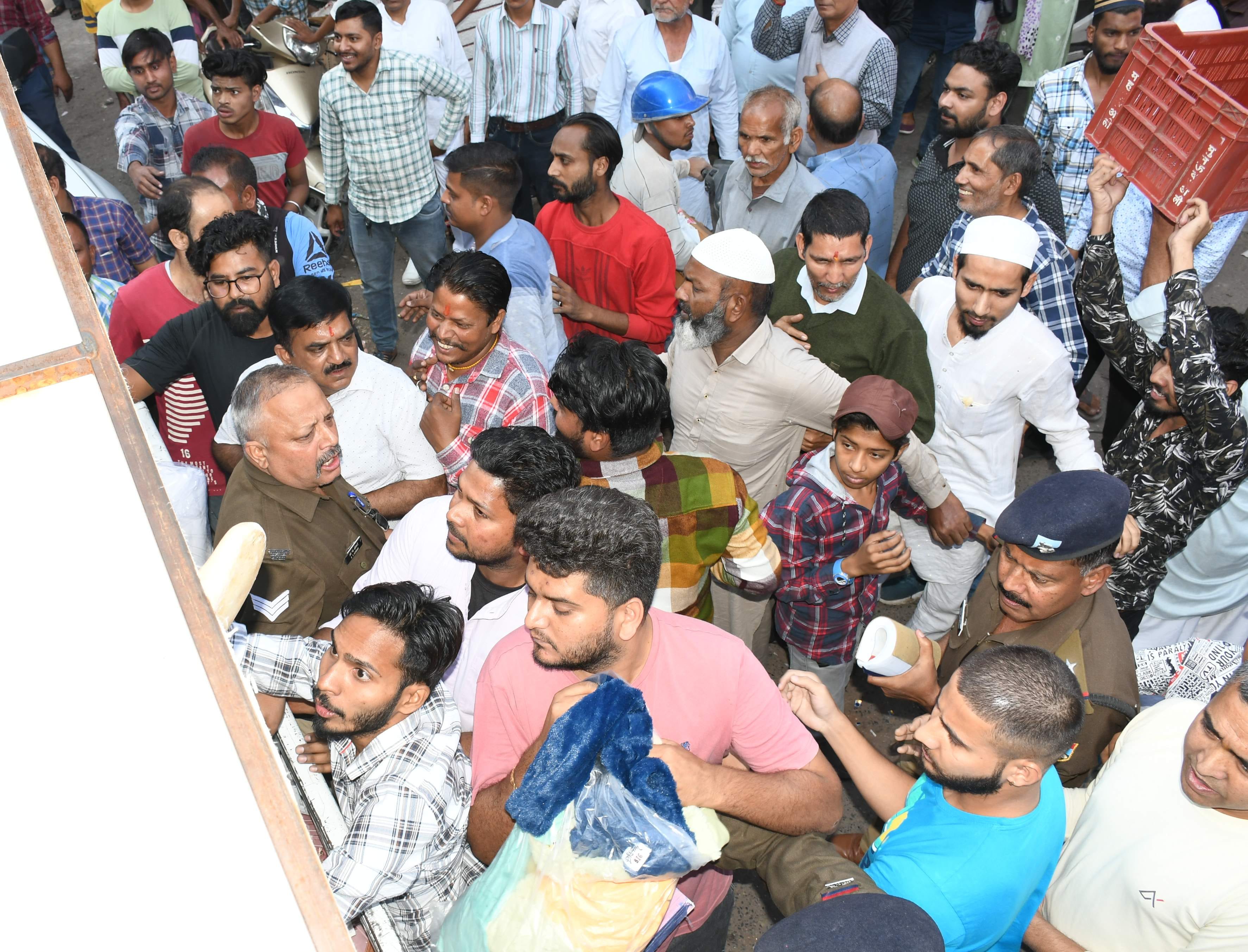 हल्द्वानी बाजार में प्रशासन व नगर निगम द्वारा अतिक्रमण हटाए जाने के दौरान जप्त किए गए सामान को 