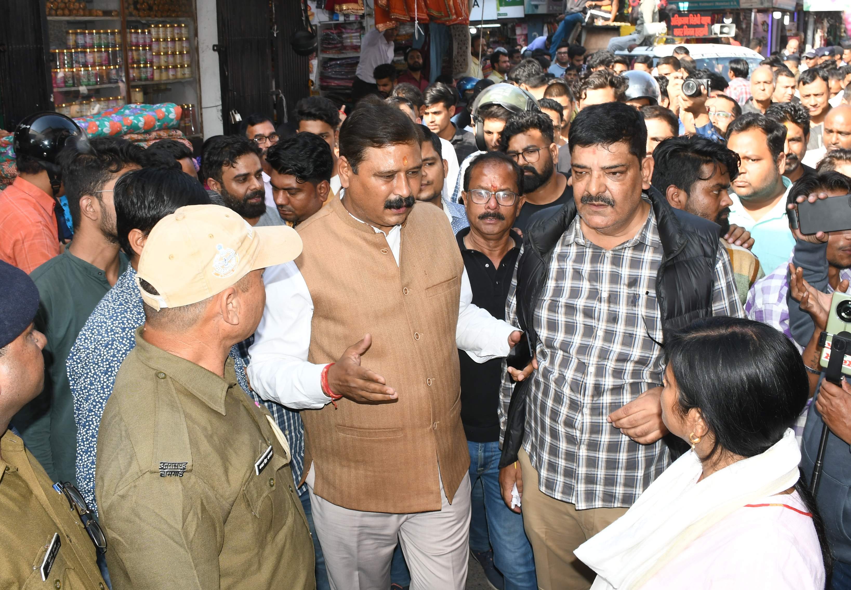 हल्द्वानी बाजार में प्रशासन व नगर निगम द्वारा अतिक्रमण हटाए जाने के दौरान जप्त किए गए सामान को 