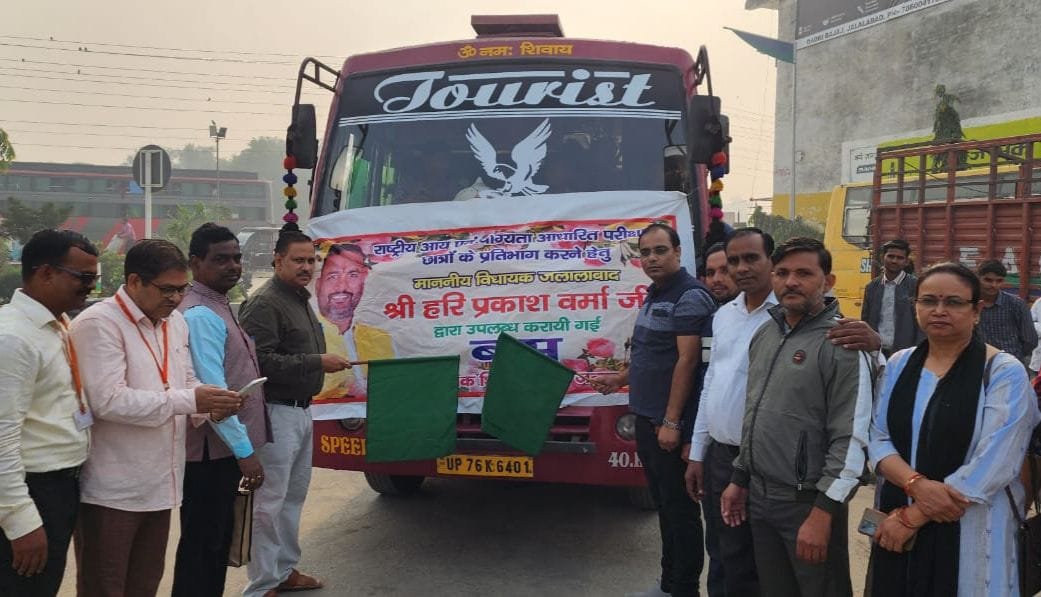 जलालाबाद में बस से जाते बच्चों को हरी झंडी दिखाकर रवाना करते बीईओ सुनील कुमार सिंह। स्वयं