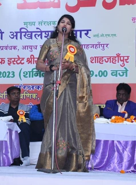 ओसीएफ इस्टेट के मैदान में अखिल भारतीय कवि सम्मेलन एवं मुशायरा में अपनी रचना प्रस्तुत करते मंजर ओसीएफ इस्टेट के मैदान में अखिल भारतीय कवि सम्मेलन एवं मुशायरा में अपनी रचना प्रस्तुत करते मंजर