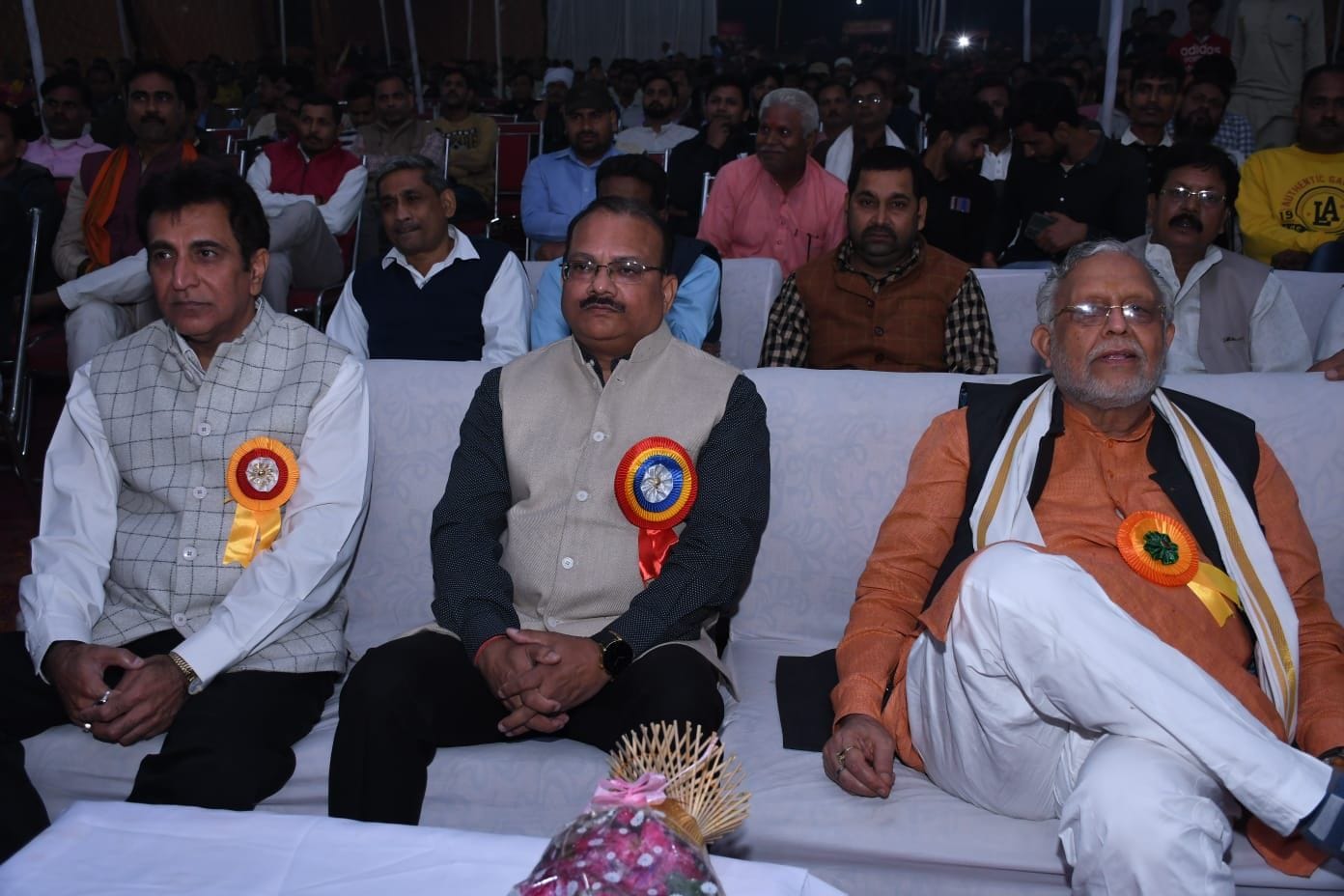 ओसीएफ इस्टेट के मैदान में अखिल भारतीय कवि सम्मेलन एवं मुशायरा में अपनी रचना प्रस्तुत करते मंजर ओसीएफ इस्टेट के मैदान में अखिल भारतीय कवि सम्मेलन एवं मुशायरा में अपनी रचना प्रस्तुत करते मंजर