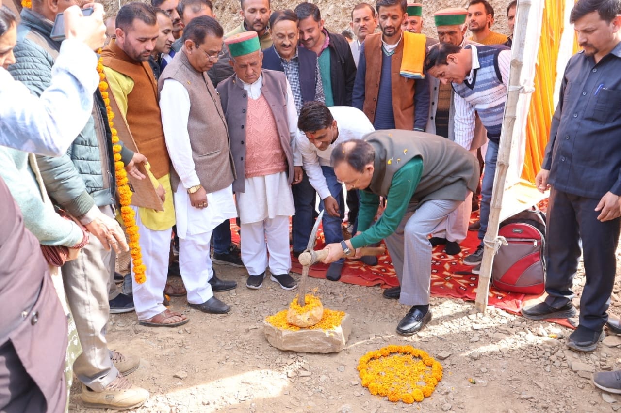 शिलाई के रोनहाट में लोगों को संबोधित करते उद्योग मंत्री हर्षवर्धन चौहान। संवाद शिलाई के रोनहाट में लोगों को संबोधित करते उद्योग मंत्री हर्षवर्धन चौहान। संवाद
