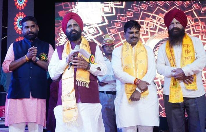 मझोला महोत्सव में कार्यक्रम पेश करते कलाकार । मझोला महोत्सव में कार्यक्रम पेश करते कलाकार ।