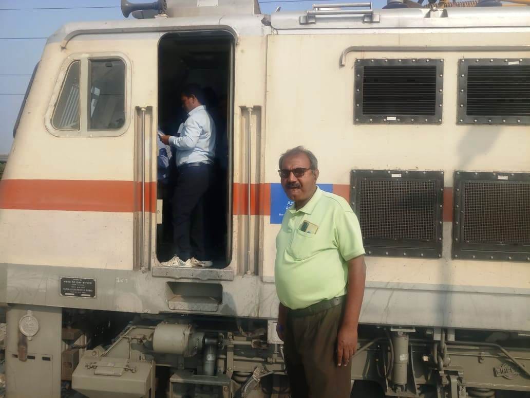मैलानी रेलवे स्टेशन की रंगाई-पुताई करते कर्मचारी मैलानी रेलवे स्टेशन की रंगाई-पुताई करते कर्मचारी