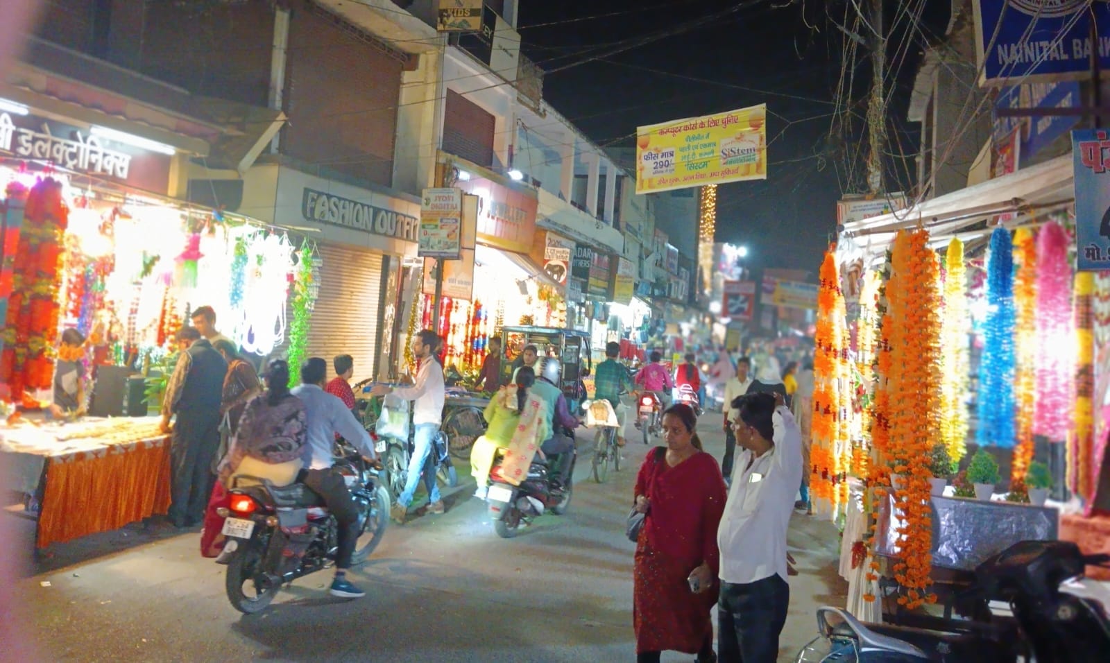 शहर की स्टेडियम रोड पर दीपावली पर्व को लेकर सजी दुकाने । संवाद शहर की स्टेडियम रोड पर दीपावली पर्व को लेकर सजी दुकाने । संवाद