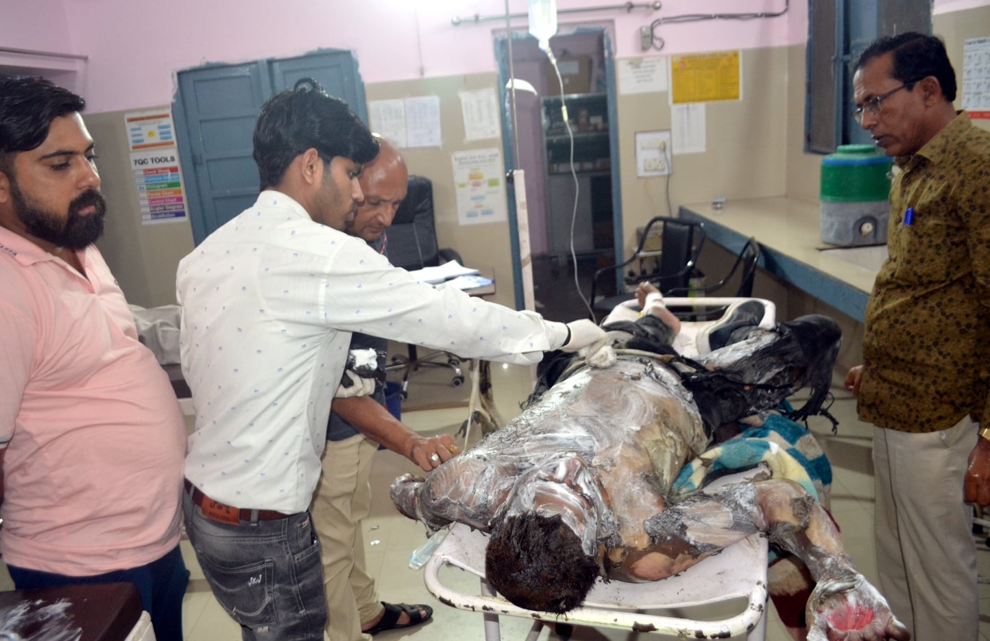 शामली महिला थाने के सामने आग लगा कर आत्म हत्या का प्रयास करते की आग बुझाते लोग शामली महिला थाने के सामने आग लगा कर आत्म हत्या का प्रयास करते की आग बुझाते लोग
