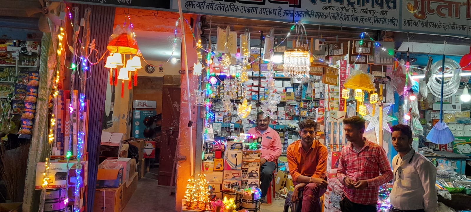 दिवाली पर दुकानों पर सजं दीपक स्टेड स्रोत: संवाद