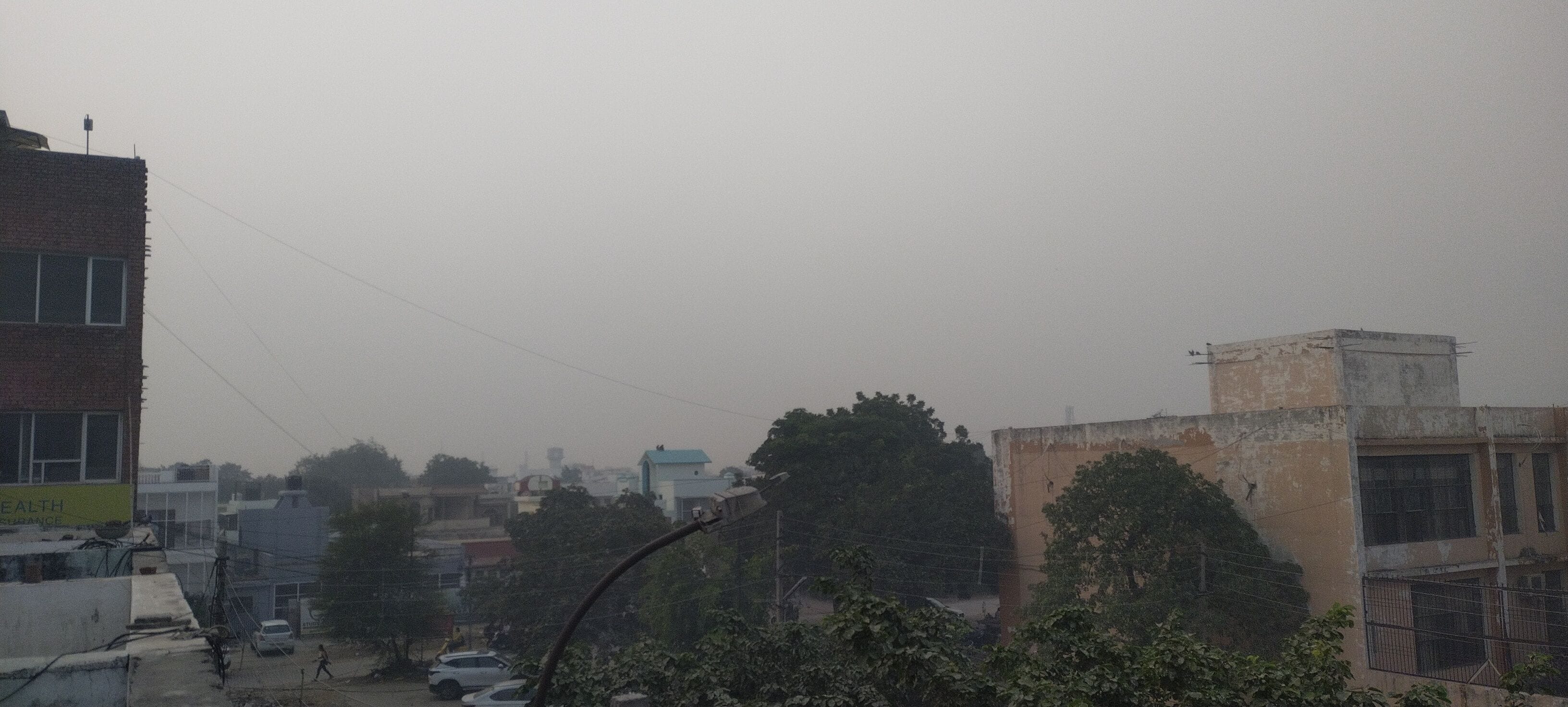 07जेएनडी26: जिला में एक्यूआई के खतरनाक स्तर पर पहुंचने के बाद भी चल रहा निर्माण कार्य।