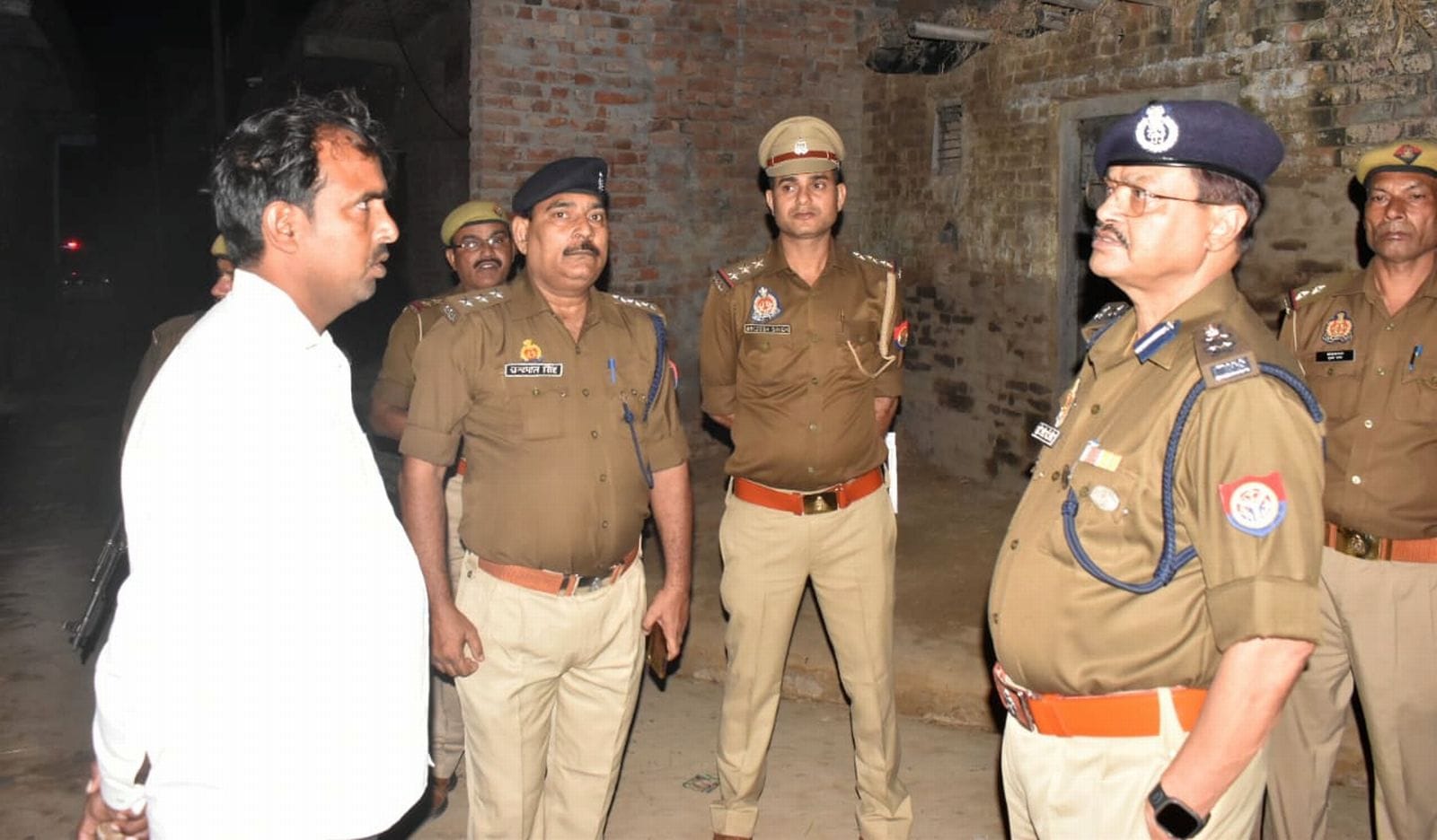 बिल्सी के गांव बैरमई बुजुर्ग में मृतका मां-बेटी के घर के बाहर तैनात पुलिस। संवाद