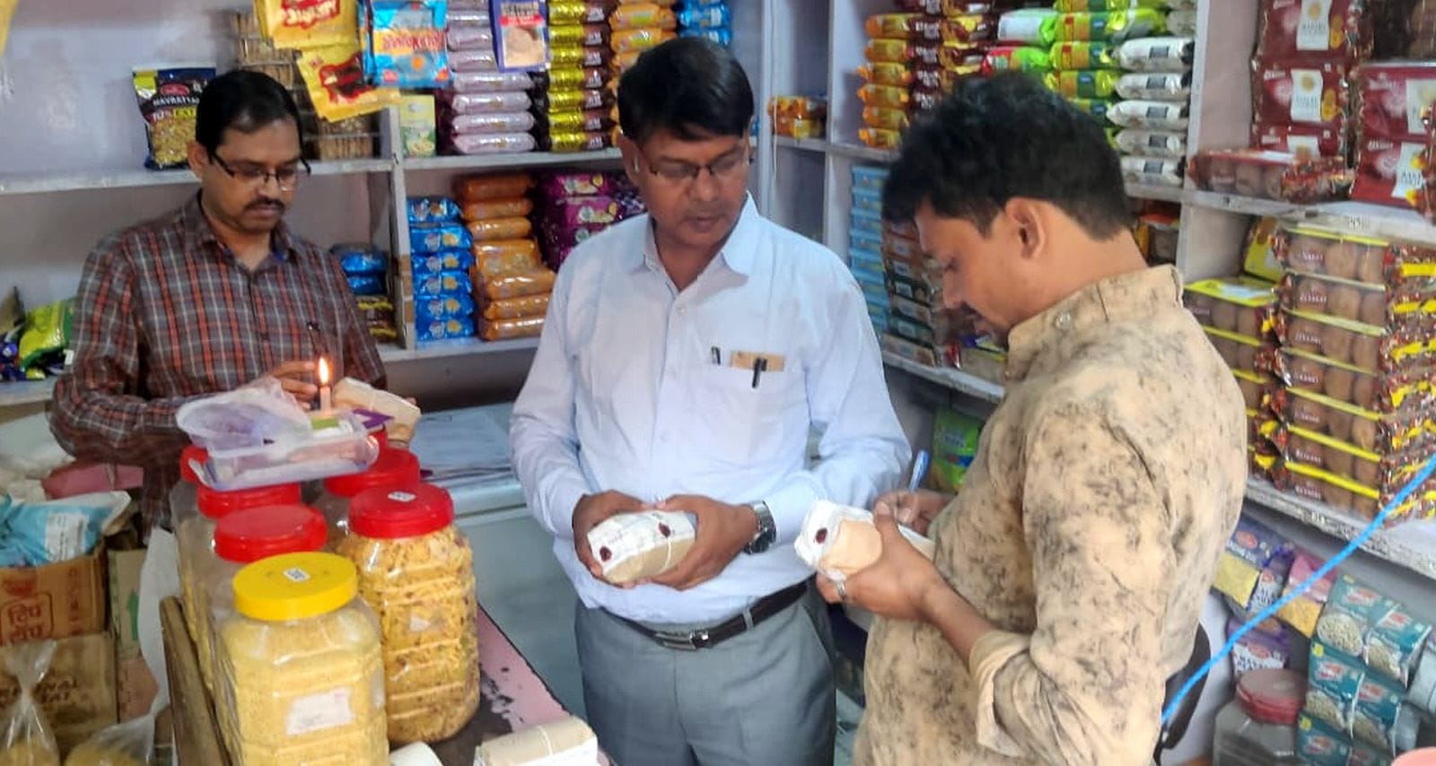 बिसौली में तेल का नमूना लेते खाद्य सुरक्षा विभाग के अधिकारी।स्रोत-खाद्य विभाग