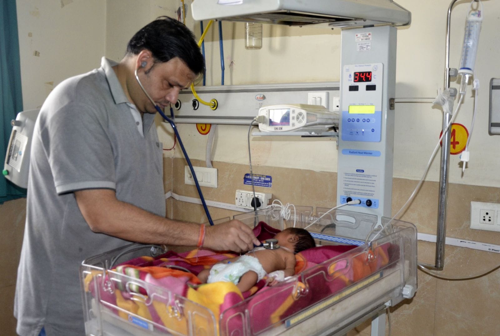 महिला अस्पताल में एसएनसीयू में भर्ती नवजात। संवाद