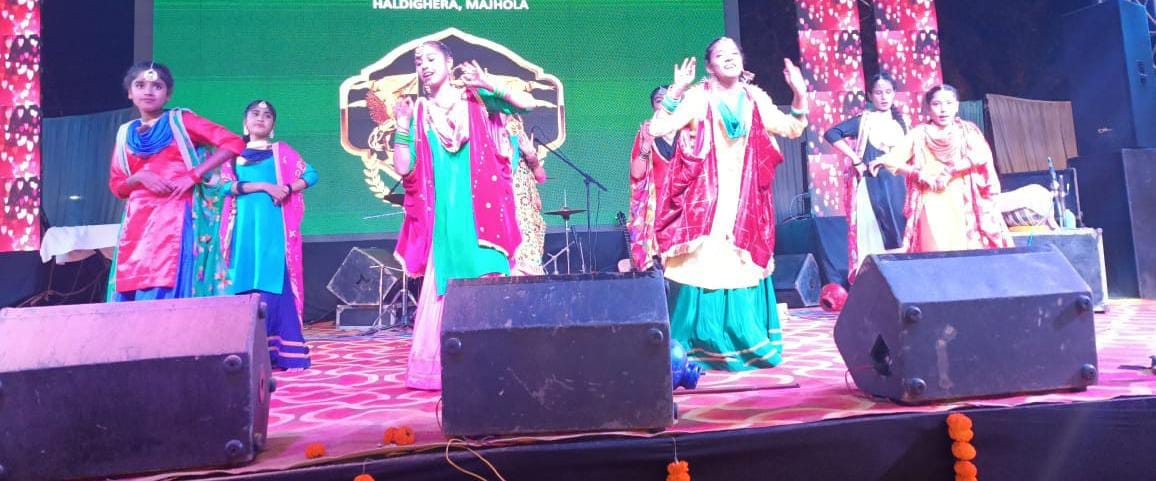 मझोला महोत्सव में मंच पर मौजूद मुख्यअतिथि व अन्य अतिथि । संवाद