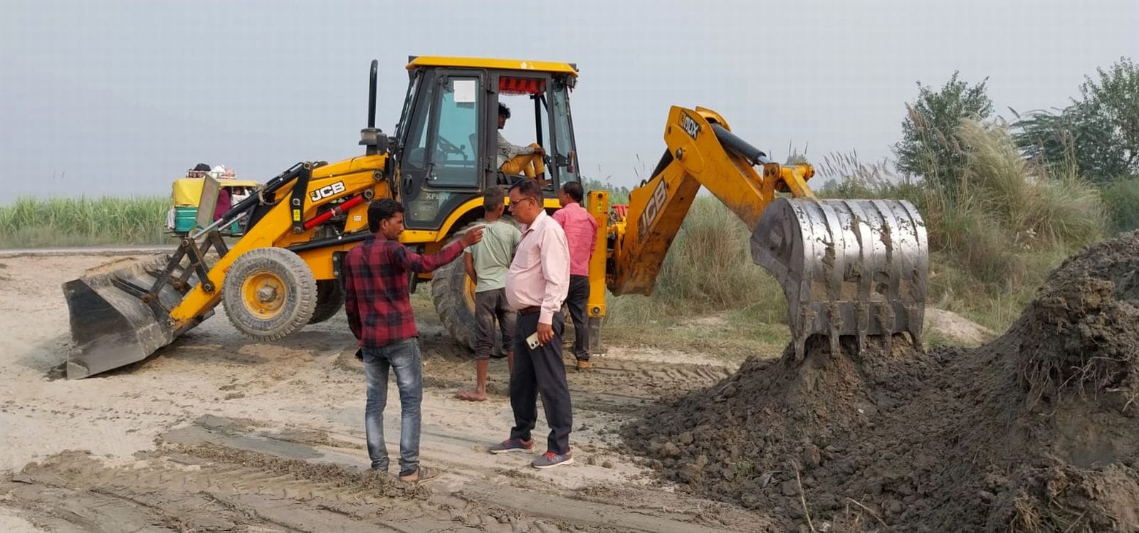 मेला ककोड़ा में सड़क पर मिट्टी डालने को जेसीबी से की जा रही खुदाई। संवाद
