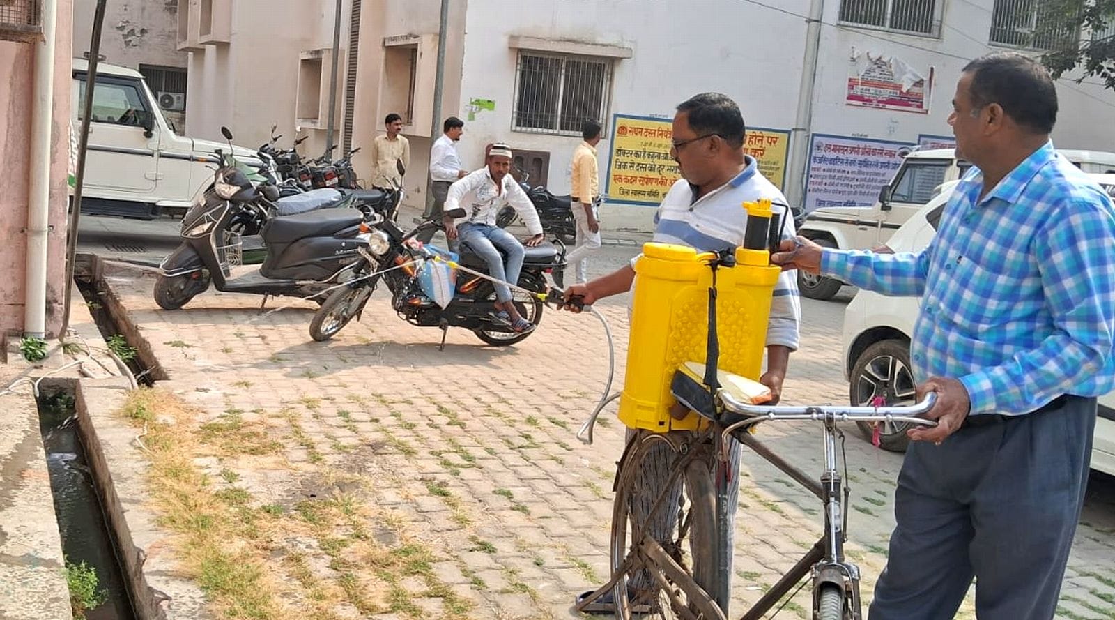 सैदपुर में लगे स्वास्थ्य केंप में दवा लेते मरीज।स्रोत-स्वास्थ्य विभाग