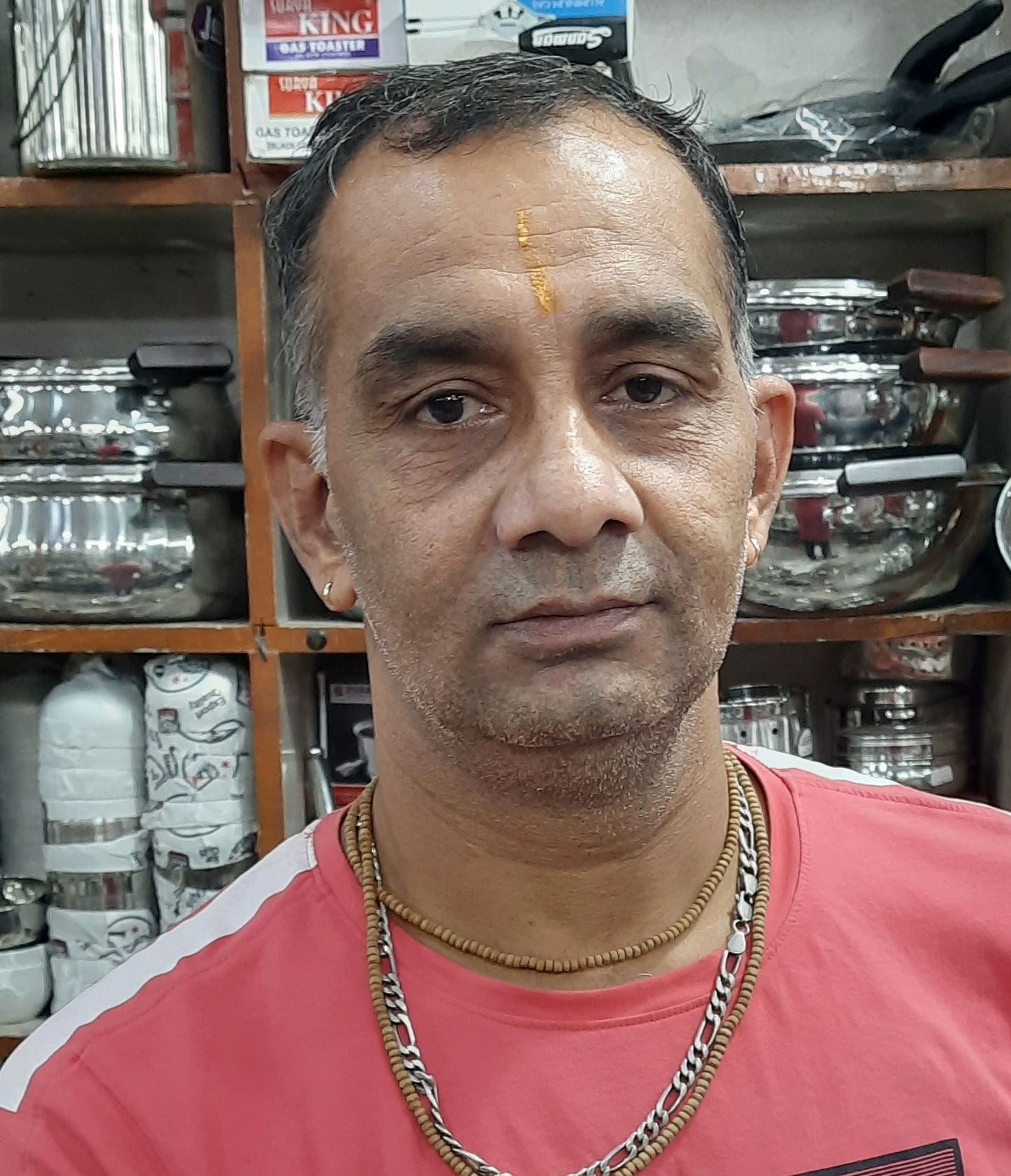 08जेएनडी11-बाजार में बर्तनों की खरीददारी करती महिलाएं। संवाद 08जेएनडी11-बाजार में बर्तनों की खरीददारी करती महिलाएं। संवाद