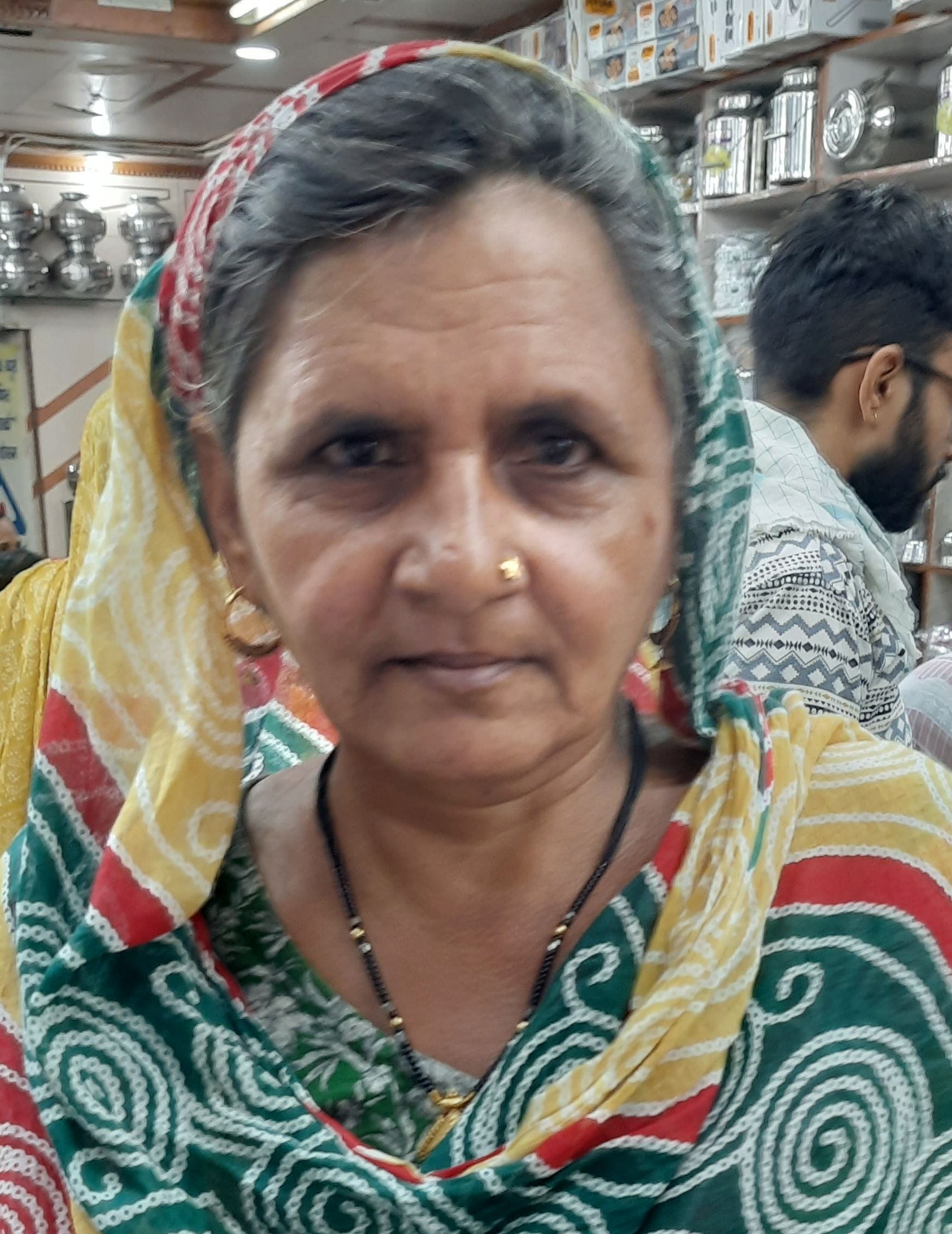 08जेएनडी11-बाजार में बर्तनों की खरीददारी करती महिलाएं। संवाद 08जेएनडी11-बाजार में बर्तनों की खरीददारी करती महिलाएं। संवाद