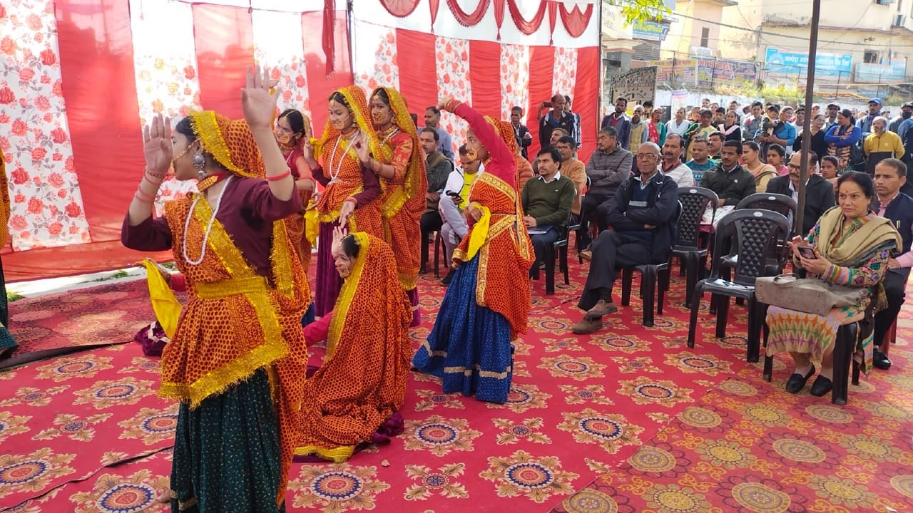 फोटो- 9 एएलएम 15 पी- राज्य स्थापना दिवस पर रैमजे इंटर कॉलेज में सांस्कृतिक कार्यक्रमों का शुभार