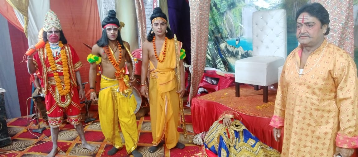 कलीनगर में रामलीला में लीला का मचंन करते कलाकार । संवाद