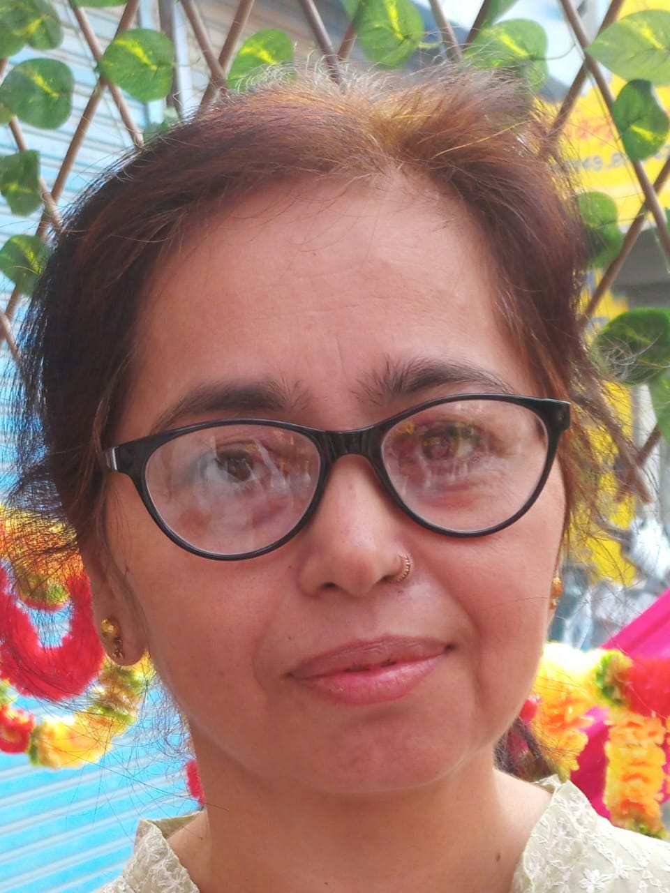 कुरुक्षेत्र। सजावटी फ्लावर की दुकान पर खरीदारी करता युवक।
