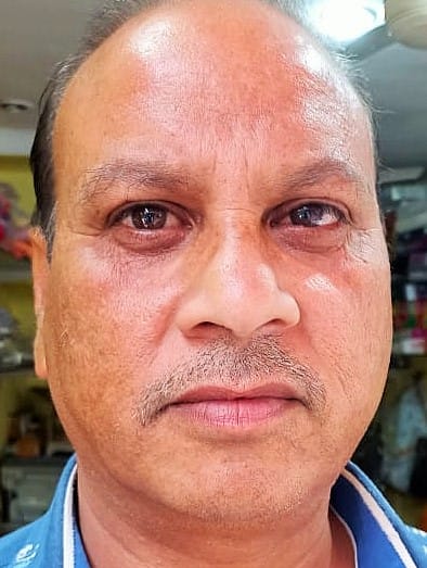 कुरुक्षेत्र। सजावटी फ्लावर की दुकान पर खरीदारी करता युवक।