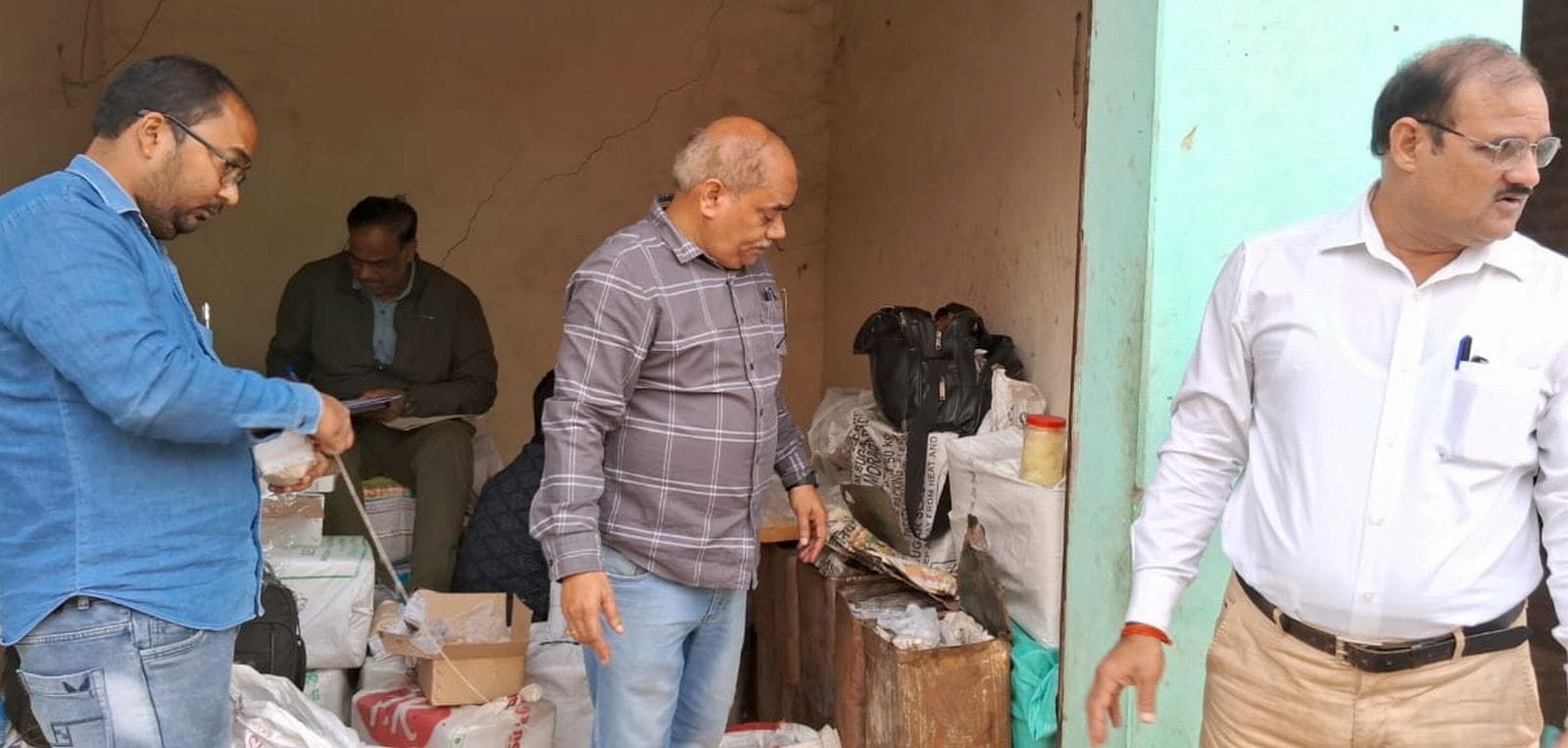 मिठाई को नष्ट करती खाद्य सुरक्षा विभाग की टीम।स्रोत- खाद्य विभाग मिठाई को नष्ट करती खाद्य सुरक्षा विभाग की टीम।स्रोत- खाद्य विभाग