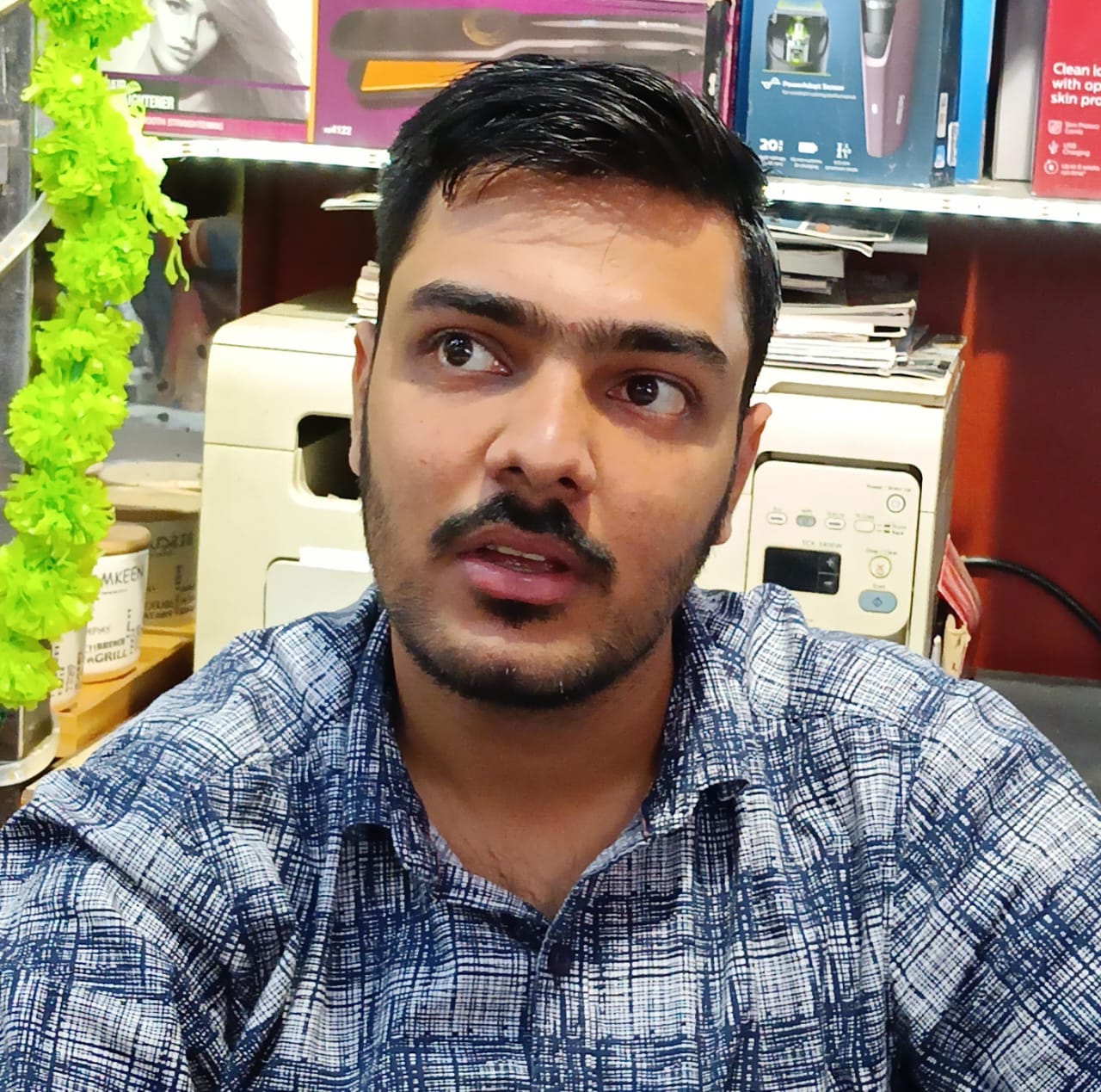 शहर की जेपी रोड पर धनतेरस पर्व के लिए एक दुकान पर सजे बर्तन । संवाद शहर की जेपी रोड पर धनतेरस पर्व के लिए एक दुकान पर सजे बर्तन । संवाद