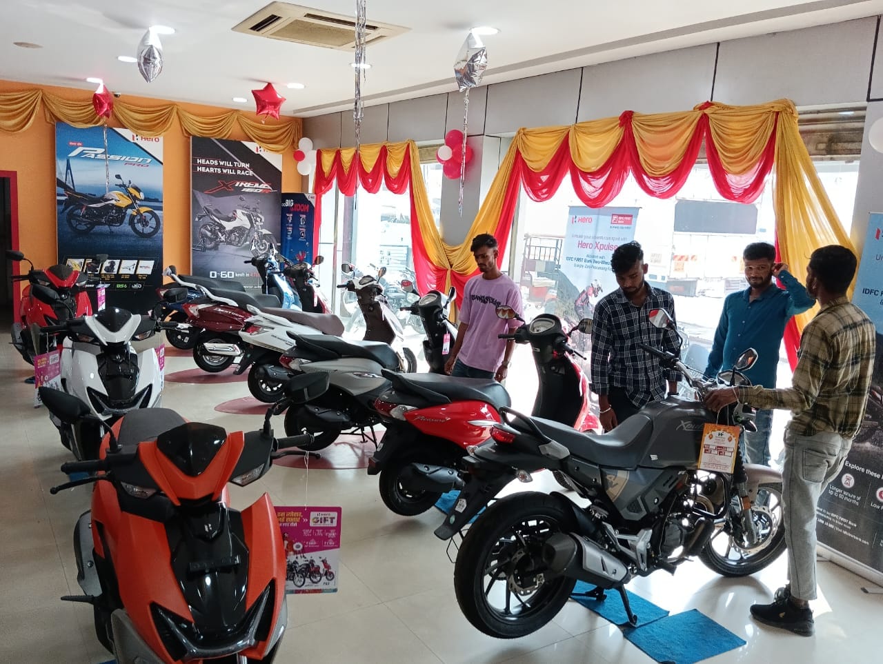 शहर की जेपी रोड पर धनतेरस पर्व के लिए एक दुकान पर सजे बर्तन । संवाद शहर की जेपी रोड पर धनतेरस पर्व के लिए एक दुकान पर सजे बर्तन । संवाद