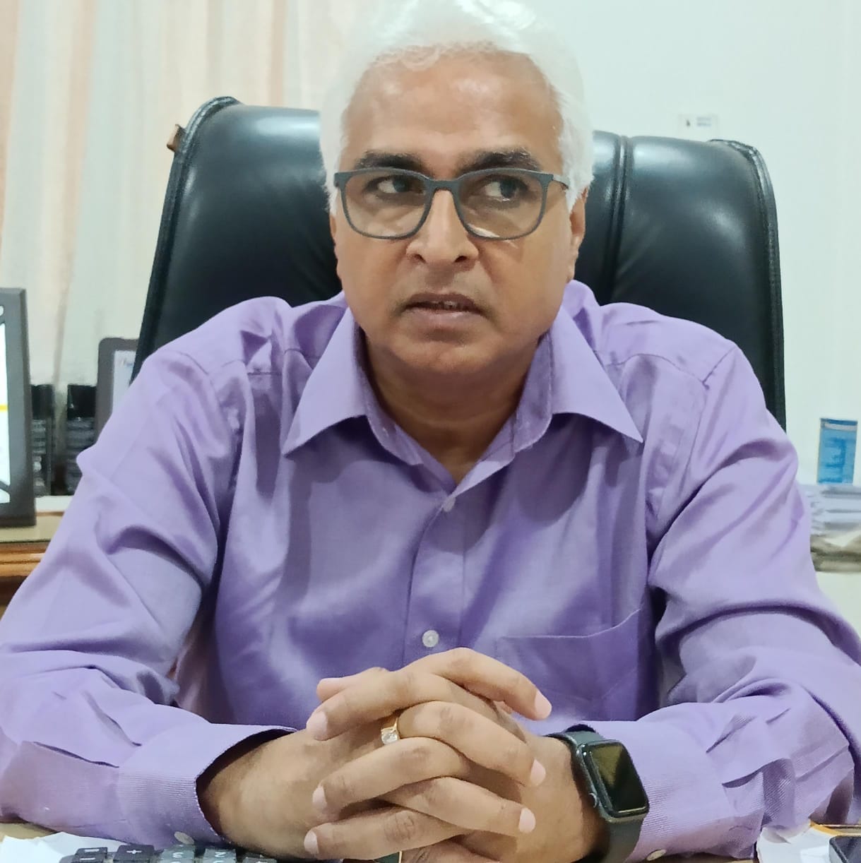 शहर की जेपी रोड पर धनतेरस पर्व के लिए एक दुकान पर सजे बर्तन । संवाद शहर की जेपी रोड पर धनतेरस पर्व के लिए एक दुकान पर सजे बर्तन । संवाद