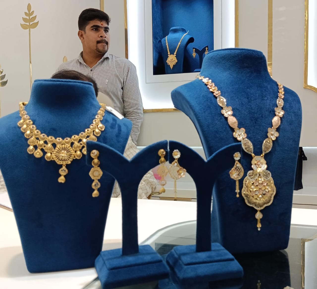 शहर की जेपी रोड पर धनतेरस पर्व के लिए एक दुकान पर सजे बर्तन । संवाद शहर की जेपी रोड पर धनतेरस पर्व के लिए एक दुकान पर सजे बर्तन । संवाद