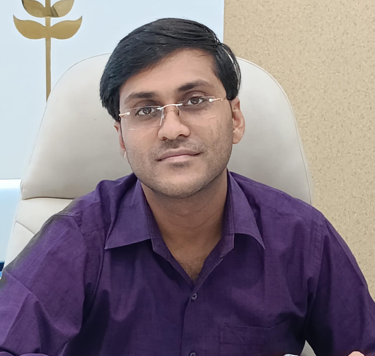 शहर की जेपी रोड पर धनतेरस पर्व के लिए एक दुकान पर सजे बर्तन । संवाद शहर की जेपी रोड पर धनतेरस पर्व के लिए एक दुकान पर सजे बर्तन । संवाद